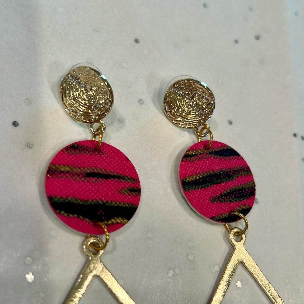 NWOT Gold and Pink Geometric Drop Earrings - Picture 3 of 3